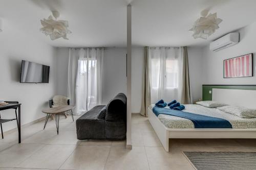 une chambre avec un lit, une chaise et une table dans l'établissement Les cactus bleus 35m2 , quartier des Minimes, à Toulouse