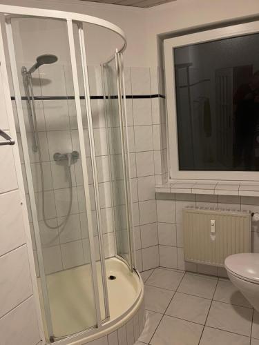 a bathroom with a shower and a toilet at Kiel zwischen Blücherplatz und Forstbaumschule 2 oder 3 Zimmer Ferienwohnung in Kiel