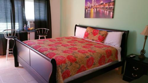 1 dormitorio con 1 cama con edredón rojo en Royal Budget Inn, en Miami
