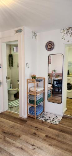 a room with a mirror and a shelf with towels at הקונכייה in Eilat
