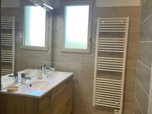 une salle de bain avec un lavabo et un miroir dans l'établissement Logement en Périgord, à Marquay