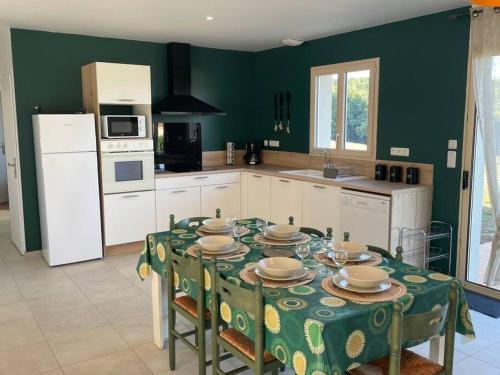 une cuisine avec une table avec des assiettes dessus dans l'établissement Logement en Périgord, à Marquay