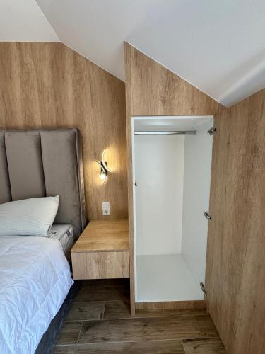 Una cama o camas en una habitación de Apartman Dom