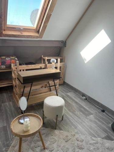 une chambre avec un lit, une table et une chaise dans l'établissement Duplex escalier pliant, à Grez-sur-Loing