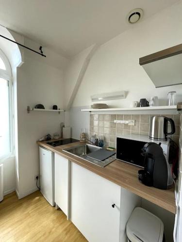 une cuisine avec un évier et un plan de travail dans l'établissement Modern Art Vierzon Centre ville, à Vierzon