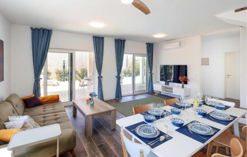 Televiisor ja/või meelelahutuskeskus majutusasutuses Gorgeous Home In Pasman With Kitchen