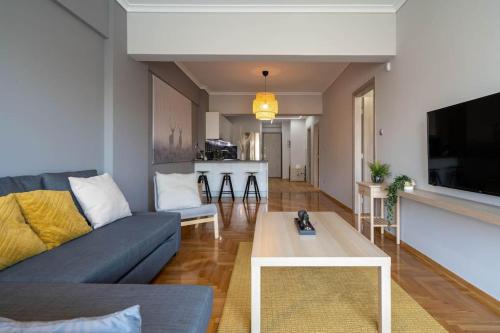 Central 3bdr 3bth apt with big terrace & fast wifi