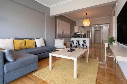 Central 3bdr 3bth apt with big terrace & fast wifi