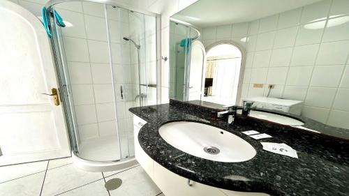 a bathroom with a sink and a shower at Welooveyou Top Fortuny in Costa Calma
