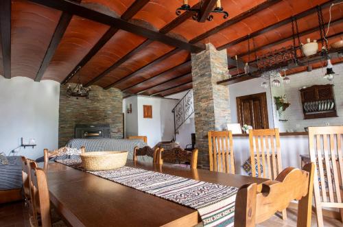 a dining room with a wooden table and chairs at Alojamiento turístico Loma Alta in Cambil