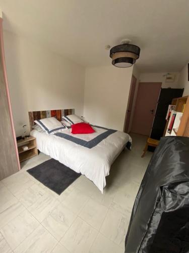 une chambre avec un grand lit dans une pièce dans l'établissement Appartement avec chambre séparée Résidence Auvergne, à La Bourboule