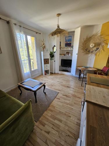 un salon avec un canapé et une table dans l'établissement 