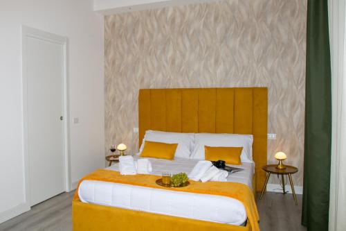 um quarto com uma cama grande com cabeceira de madeira em The domes em Palermo