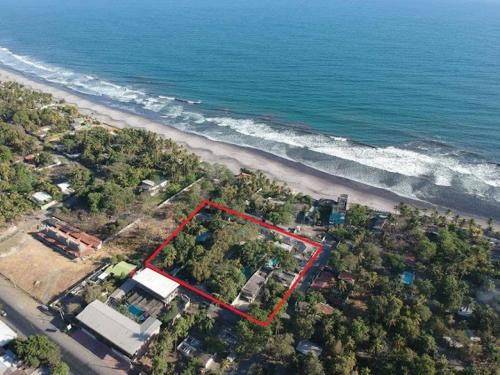 eine Luftaufnahme eines Hauses am Strand in der Unterkunft Rincon del mar in La Libertad