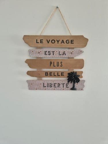 un panneau en bois indiquant le voyage bestlag plus pellelelele dans l'établissement Hébergement Oissel, à Saint-Étienne-du-Rouvray