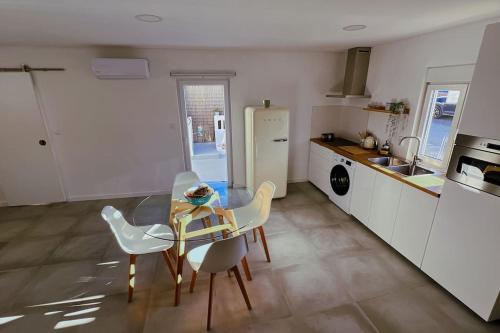 Dapur atau dapur kecil di Casa Dezigual - Amieira