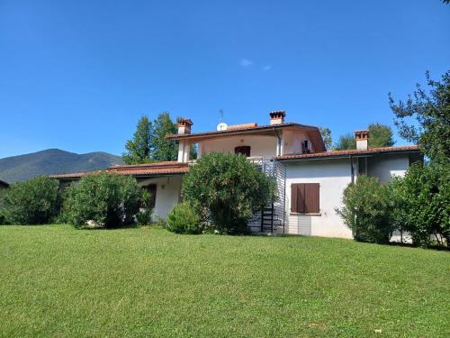 a house with a green yard in front of it at Casa Daniele in Villanuova sul clisi