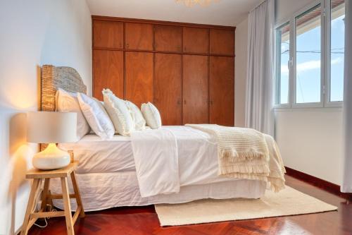 Postel nebo postele na pokoji v ubytování Clarisse's House I, a Home in Madeira