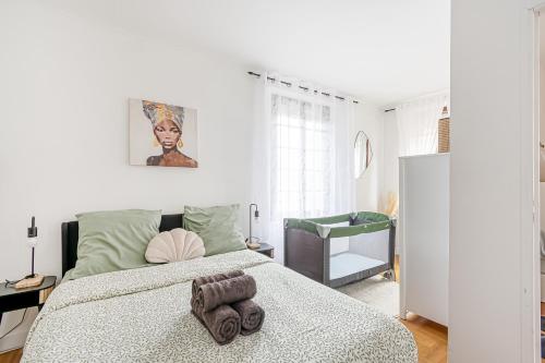 Postel nebo postele na pokoji v ubytování Appartement 2 pièces 36m2, CDG Airport, Disneyland Paris, Asterix, Parc des expo, 10min gare de Chelles, Parking gratuit dans la ville