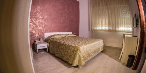 Кровать или кровати в номере Tourist Hotel