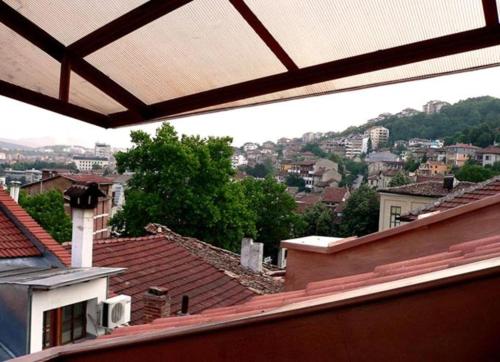 Una vista de una ciudad desde el tejado de un edificio. en Ivan's Guest House, en Veliko Tŭrnovo