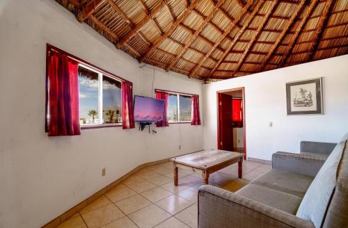 Χώρος καθιστικού στο Short walk to pool and private beach