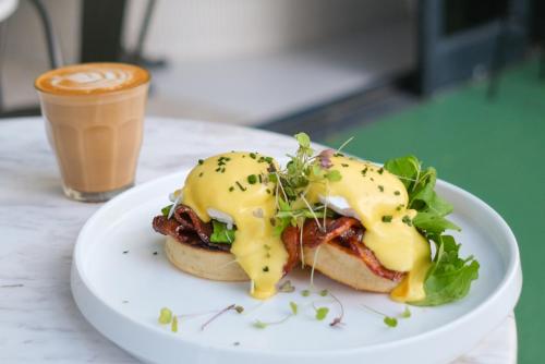 Jídlo v hotelu nebo okolí