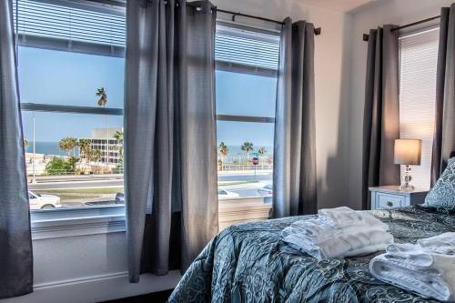 una camera da letto con un letto e una grande finestra di Tranquil Terrace - Whole Duplex a Corpus Christi