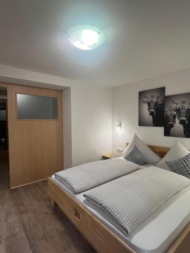 Una cama o camas en una habitación de Hotel Casada - inklusive Sommer Card