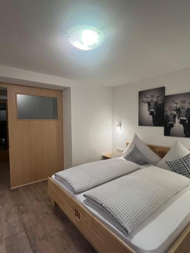 Una cama o camas en una habitación de Hotel Casada - inklusive Sommer Card