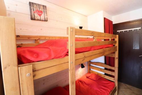 - une chambre avec 2 lits superposés et des draps rouges dans l'établissement Nouvelles Residences - Studio exposé Est avec balcon MAE-7824, à Tignes