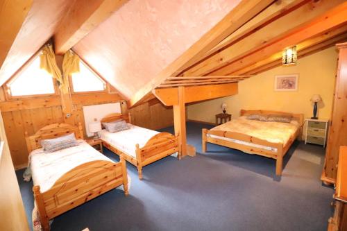 Cette chambre mansardée comprend 3 lits. dans l'établissement Résidence Rosset - Chaleureux 2 pièces proche des pistes MAE-2574, à Tignes