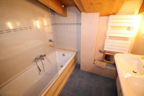 une salle de bain avec une baignoire et un lavabo dans l'établissement Résidence Rosset - Chaleureux 2 pièces proche des pistes MAE-2574, à Tignes