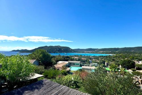 une vue sur l'océan depuis une maison dans l'établissement Adorable duplex vue mer 5 min à pied de Santa Giulia, à Porto-Vecchio