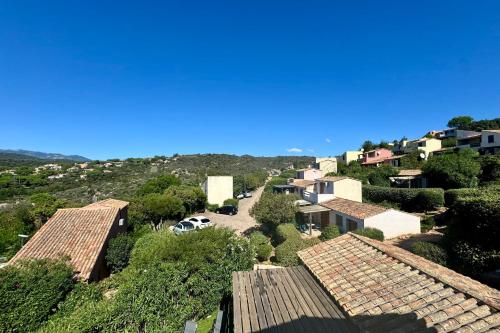 - une vue aérienne sur un village avec des maisons et des arbres dans l'établissement Adorable duplex vue mer 5 min à pied de Santa Giulia, à Porto-Vecchio