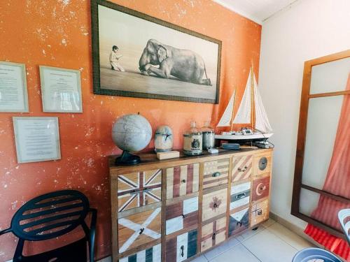a room with a dresser with an elephant on the wall at Refugio Jabuticaba, CASA DO TOPO - Romantismo sob o ceu estrelado in Santo Antônio do Pinhal