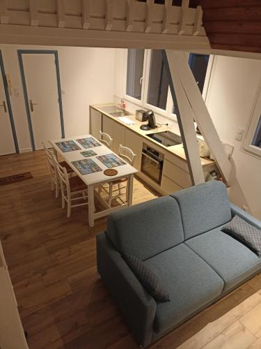 un salon avec un canapé et une table dans l'établissement Vivre à l'heurt, à Le Portel