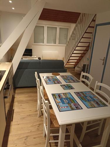 une cuisine et une salle à manger avec une table et des chaises dans l'établissement Vivre à l'heurt, à Le Portel