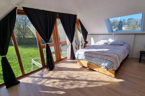 une chambre avec un lit et une grande fenêtre dans l'établissement havre de paix, à Saint-Étienne-sous-Bailleul