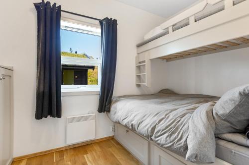 a bedroom with a bed and a window at Nydelig utsikt, ski in out, 3 soverom in Aurdal