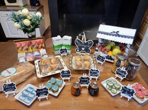 Una mesa con un montón de comida encima en LA FUENTE ROMANA, en Campo-Nubes