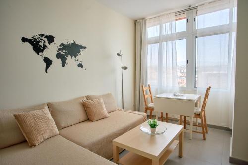Work & Pet friendly Urban Home next to the Beach
