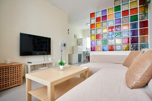 Work & Pet friendly Urban Home next to the Beach