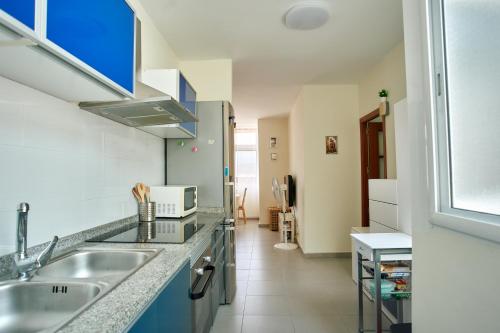 una cocina con fregadero y encimera en Work & Pet friendly Urban Home next to the Beach, en Las Palmas de Gran Canaria