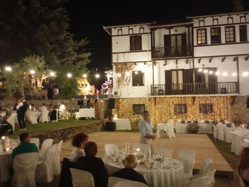 ホレフトにあるGuesthouse To kaliviの夜の建物前の結婚披露宴