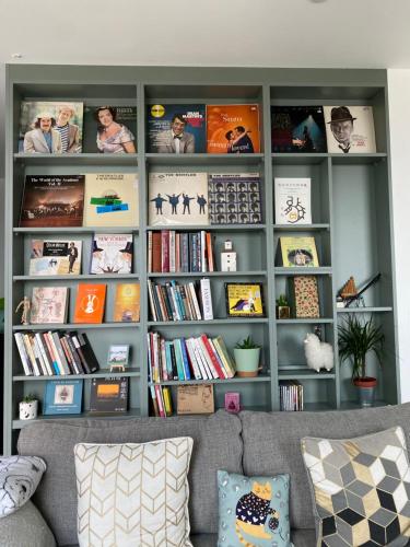a book shelf filled with lots of books at Cozy Flat with Stunning Views in London