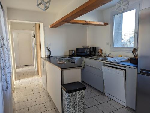 une cuisine avec un évier et un plan de travail dans l'établissement Appartement T5, au Havre
