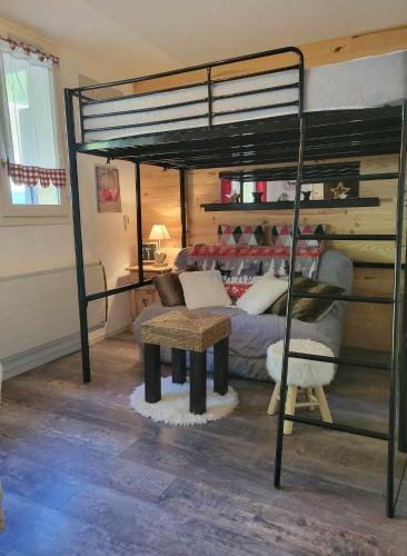 une chambre avec un lit superposé et un bureau dans l'établissement Studio avec grande terrasse 4 personnes centre station la Foux d'Allos, à La Foux