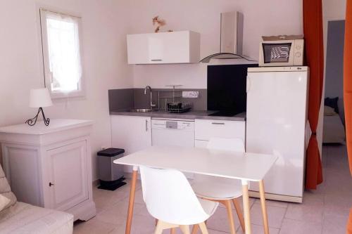 Photo de la galerie de l'établissement Nice flat with jacuzzi and garden, à Velleron