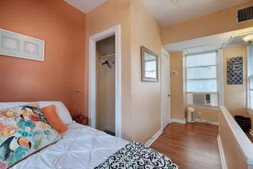 Giường trong phòng chung tại Centrally located Cozy Tiny Loft, Near ACL, SXSW, Zilker, 6th Street